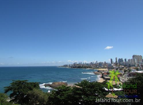 Rio Vermelho - Salvador - Bahia - Vista do alto de toda extensão da praia, com prédios a direita e mar a esquerda