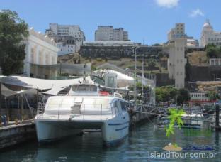 Catamarã usado no trajeto Salvador até Morro de São Paulo, vista do terminal e do Elevador Lacerda