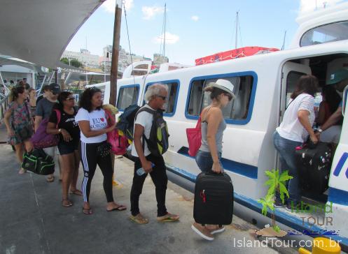 Pessoas embarcando no Catamarã saindo de Salvador para Morro de São Paulo