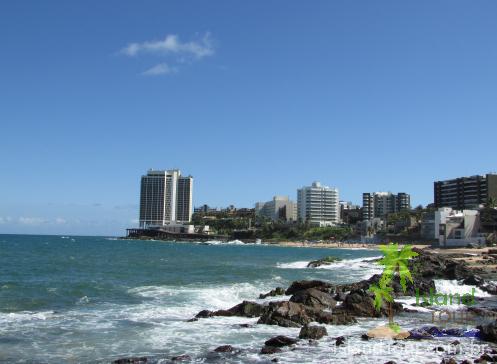 Praia de Amaralina - Salvador - Bahia - Vista do Mirante do Quartel de Amaralina, com mar a esquerda e prédios a direita
