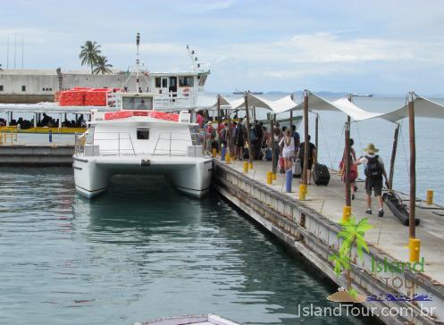 Pessoas no Terminal Náutico de Salvador embarcando no Catamarã de Salvador para Morro de São Paulo