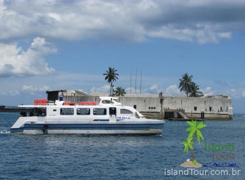 Saída do Catamarã de Salvador para Morro de São Paulo, vista do Forte de São Marcelo