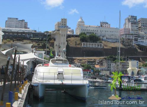 Catamarã usado no trajeto Salvador até Morro de São Paulo, com vista do Elevador Lacerda