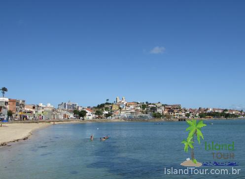 Praia da Ribeira - Salvador - Bahia - Vista do mar a frente, com casas e igreja do senhor do bom fim ao fundo