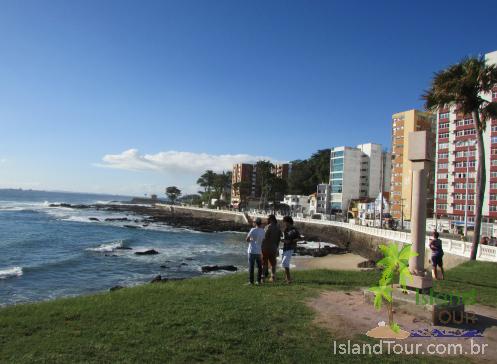 Praia da Barra - Salvador - Bahia - Vista do farol da Barra, com prédios a direita e mar a esquerda