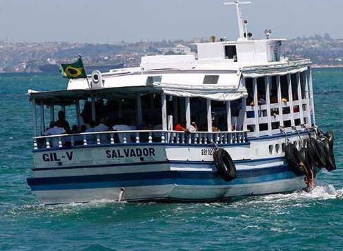 Lancha que faz a travessia de Salvador para Mar Grande na ilha de Itaparica
