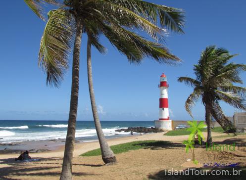 Praia de Itapuã - Salvador - Bahia - Vista do Farol de Itapuã entre coqueiros e mar ao fundo.