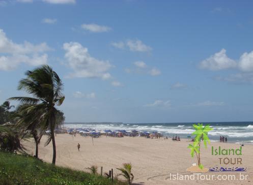 Praia de Patamares - Salvador - Bahia - Vista do mar ao fundo com pessoa em na praia tomando sol e banho