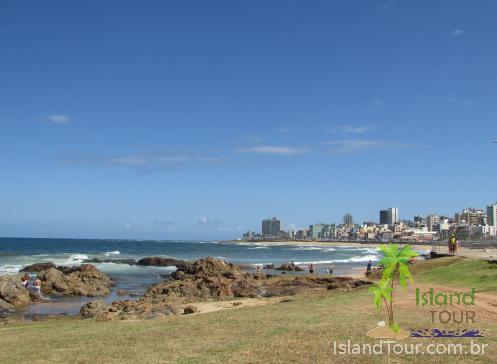 Praia da Pitúba - Salvador - Bahia - Vista do mar ao fundo, com campo à frente e prédios à direita