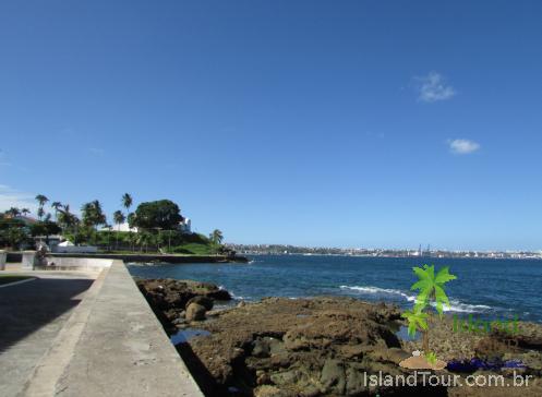 Praia de Ribeira - Salvador - Bahia - Vista da ponta de Humaitá, com mar a frente e litoral de Salvador ao fundo