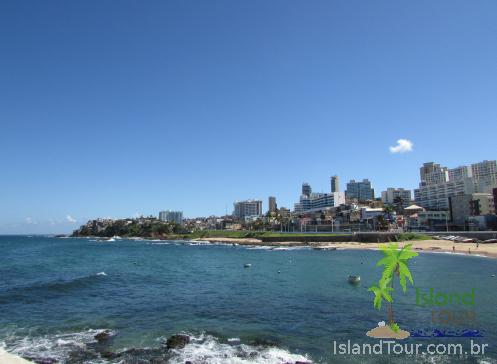 Praia do Rio Vermelho - Salvador - Bahia - Vista do mar a frente e faixa de areia a direita, com prédios a direita